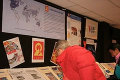 Khách thăm quan các sản phẩm của TTXVN. (Ảnh: Thu Hà-Phương Nam/TTXVN) 