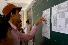 Thí sinh xem sơ đồ phòng thi tại Hội đồng thi trường Trần Phú, Đà Nẵng. (Ảnh: Trần Lê Lâm/TTXVN)