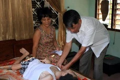 Thăm hỏi nạn nhân chất độc da cam. (Ảnh: Nguyễn Thủy/TTXVN)