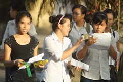 Thí sinh trao đổi sau khi hoàn thành môn thi toán tại Hội đồng thi trường Cao đẳng sư phạm Hà Nội. (Ảnh: Minh Quyết/TTXVN)
