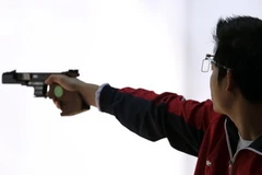 Xạ thủ Hà Minh Thanh thi đấu ở nội dung 25mt súng ngắn liên thanh đồng đội nam .(Nguồn: THX/TTXVN)