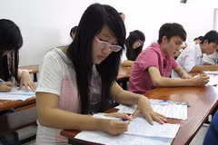 Các thí sinh thi môn văn tại Hội đồng thi trường ĐH Tôn Đức Thắng, TP.HCM. (Ảnh: Phương Vy/TTXVN)