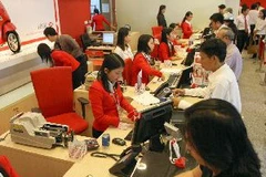Khách hàng giao dịch tại quầy của ngân hàng HSBC Việt Nam. (Ảnh: Quang Nhựt/TTXVN)
