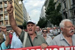 Người dân Hy Lạp biểu tình phản đối kế hoạch kinh tế khắc khổ mới tại thủ đô Athens ngày 8/10. (Nguồn: AFP/TTXVN)