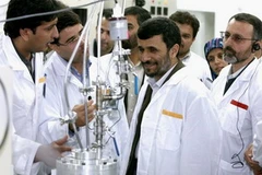 Tổng thống Mahmoud Ahmadinejad kiểm tra các thiết bị làm giàu urani tại nhà máy Natanz, ngày 8/4. (ảnh: AFP/TTXVN)