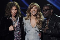 (Từ trái sang) Steven Tyler, Jennifer Lopez và nhà sản xuất Randy Jackson trong buổi ra mắt thành phần ban giám khảo American Idol năm thứ 10. (Nguồn: Getty Images) 