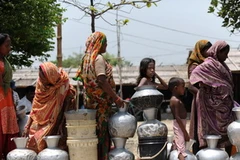 Cảnh xếp hàng lấy nước dùng tại Bangladesh. (Nguồn: AFP/TTXVN)
