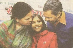 Sushma và bố mẹ trong ngày nhập trường tại Lucknow. (Ảnh chụp từ báo Hindustan Times)