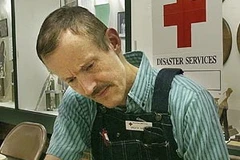 FBI kết luận tiến sĩ Bruce E. Ivins đã một mình phát tán vi trùng bệnh than bằng đường bưu điện. (Ảnh: Internet)