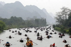 Đoàn thuyền đưa du khách đi lễ hội đầu năm dọc Suối Yến vào Chùa Hương. (Ảnh minh họa: Thanh Tùng/TTXVN)