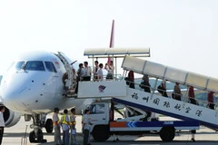Máy bay của Trung Quốc chở 14 ngư dân nước này về tới sân bay ở Phúc Châu, tỉnh Phúc Kiến ngày 13/9. (Nguồn: AFP/TTXVN)