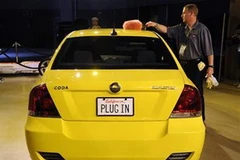 Một chiếc xe điện của hãng Coda được trưng bày tại triển lãm xe hơi Los Angeles ngày 18/11/2010. (Nguồn: Reuters)