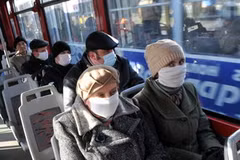 Người dân Ucraina trên xe điện đeo khẩu trang phòng lây nhiễm bệnh cúm tại thành phố Lviv ngày 3/11 ở Kiev. (Ảnh: AFP/TTXVN)