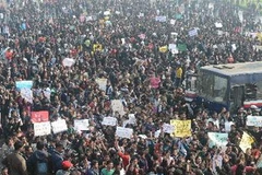 Người biểu tình tuần hành trước dinh Tổng thống ở New Delhi yêu cầu bảo vệ nữ giới ngày 22/12. (Nguồn: AFP/TTXVN)