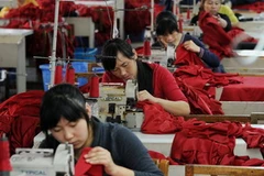 Công nhân may quần áo xuất khẩu sang châu Âu tại nhà máy ở Hợp Phì, tỉnh An Huy, miền Đông Trung Quốc. (Nguồn: AFP/TTXVN)