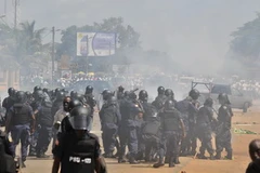 Biểu tình bạo động trước bầu cử Tổng thống vòng hai. (Nguồn: AFP/TTXVN)