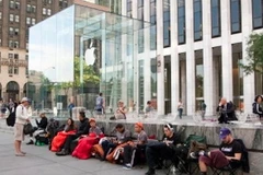Khách hàng xếp hàng bên ngoài cửa hàng bán lẻ của Apple trên Đại lộ số 5 ở New York chờ iPhone mới ngày 17/9. (Nguồn: AFP)