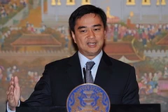 Thủ tướng Thái Lan Abhisit Vejjajiva phát biểu tại cuộc họp báo ở Bangkok ngày 6/5. (Nguồn: AFP/TTXVN)