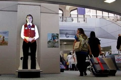 Hình ảnh của nữ nhân viên ba chiều Ava tại sân bay quốc tế Newark Liberty. (Nguồn: AP)