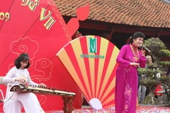 Nghệ sỹ Thanh Hoài thể hiện thơ của Bác Hồ trong Ngày thơ Việt Nam lần thứ 7 (9/2/2009) tại Văn Miếu. (Ảnh: Phương Hoa /TTXVN)