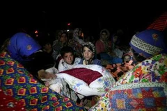 Người dân di chuyển ra bên ngoài nhà của họ tại thị trấn Varzaqan, cách Tabriz khoảng 60km về phía Đông Bắc sau động đất. (Nguồn: AFP/TTXVN)