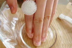 Chăm sóc móng tay xinh bằng dung dịch muối biển