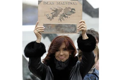 Tổng thống Argentina, Cristina Fernández, giơ cao tấm biển có bản đồ Malvinas. (Nguồn: AFP)
