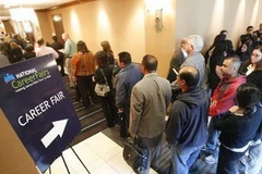 Những người tìm việc tham gia Hội chợ việc làm tại California, Mỹ hồi tháng 3. (Ảnh: AP)