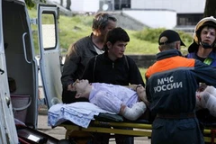 Chuyển một nạn nhân bị thương trong vụ nổ tới bệnh viện cấp cứu. (Nguồn: AFP/TTXVN)