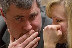 Gabe Watson (bên trái) tại phiên xử. (Nguồn: AP)