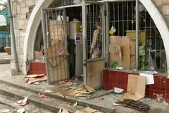 Một tòa nhà ở thành phố Osh bị phá hủy ngày 11/6 sau các vụ bạo lực. (Nguồn: AFP/TTXVN)