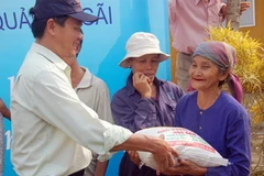 Hoạt động cứu trợ cho đồng bào xã Bình Chương (Bình Sơn, Quảng Ngãi). (Ảnh: Nguyễn Đăng Lâm/TTXVN) 