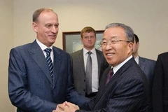 Ông Đới Bỉnh Quốc (phải) bắt tay với ông Nikolai Patrushev trong cuộc tham vấn tại Mátxcơva ngày 20/8. (Nguồn: Xinhua)