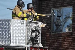 Cảnh sát đột kích vào căn hộ nghi phạm James Holmes sống tại Aurora ngày 20/7. (Nguồn: AFP/TTXVN)