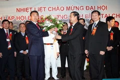 Chủ tịch Hội đồng Nhân dân tỉnh Ninh Bình và Đại biện lâm thời Đại sứ quán Việt Nam tại Đức chúc mừng Ban chấp hành Hội. (Ảnh: PV/Vietnam+)