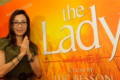 Dương Tử Quỳnh đứng cạnh poster bộ phim ở Bangkok, Thái Lan ngày 1/2. (Nguồn: AP)