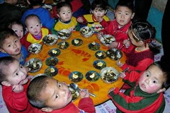 Khẩu phần ăn của các bé Triều Tiên có gạo do Chương trình lương thực thế giới của LHQ tài trợ. (Nguồn: AFP/TTXVN)