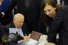 Ông Gorbachev ký tặng sách hôm ra mắt cuốn tự truyện (13/11). (Nguồn: AFP)