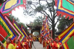 Đoàn rước vào chùa Côn Sơn. (Ảnh: Thanh Tùng/TTXVN)