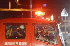 Nhân viên cứu hỏa kêu gọi người dân sơ tán khỏi các khu vực ven biển ở Rikuzentakata, tỉnh Iwate sau khi có cảnh báo sóng thần ngày 7/12. (Nguồn: Kyodo/TTXVN)