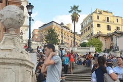 Khách du lịch tới thăm Piazza di Spagna - một điểm du lịch nổi tiếng ở thủ đô Rome, Italy. (Nguồn: Kyodo/TTXVN)