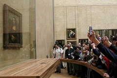 Du khách chen lấn để nhìn tận mắt bức họa Mona Lisa tại bảo tàng Louvre.(Nguồn: telegraph.co.uk)