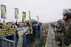 Người hâm mộ hô vang khẩu hiệu bên ngoài tòa án Thổ Nhĩ kỳ ngày 14/2. (Nguồn: AP)