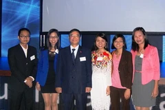 Đại sứ Hoàng Vĩnh Thành và các sinh viên Việt Nam được nhận học bổng Thủ tướng Australia. (Nguồn: Đại sứ quán) 