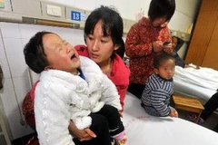 Một em bé bị nghi nhiễm virus viêm gan C tại bệnh viện trường Đại học Y An Huy ở Hợp Phì, Trung Quốc. (Nguồn: THX/TTXVN)