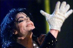 Michael Jackson và chiếc găng tay đính pha lê. (Nguồn: Internet)