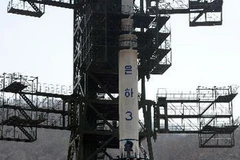 Các kỹ sư Triều Tiên kiểm tra tên lửa Unha-3 tại trung tâm vũ trụ Tangachai -ri ngày 8/4. (Nguồn: AFP/TTXVN)