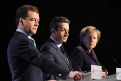 Thủ tướng Đức Merkel, Tổng thống Pháp Sarkozy và Tổng thống Nga Medvedev trong cuộc họp báo ngày 19/10. (Nguồn: Getty Images)