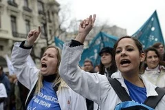 Các nhân viên y tế Tây Ban Nha biểu tình phản đối các biện pháp kinh tế khắc khổ của chính phủ ngày 17/3. (Nguồn: AFP/TTXVN)