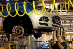Công nhân làm việc tại một nhà máy của Ford. (Nguồn: news.drive.com.au)
